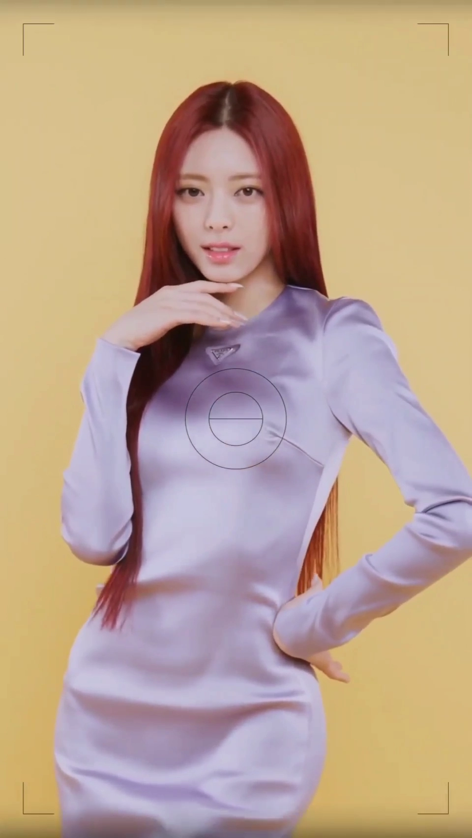 ITZY 유나 광택 나는 프라다 원피스 항아리골반 몸매