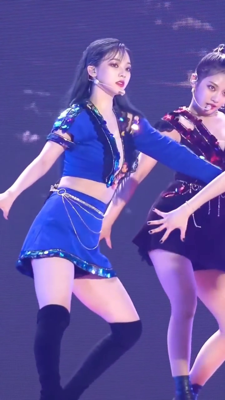 방심한 카리나 가슴 노출