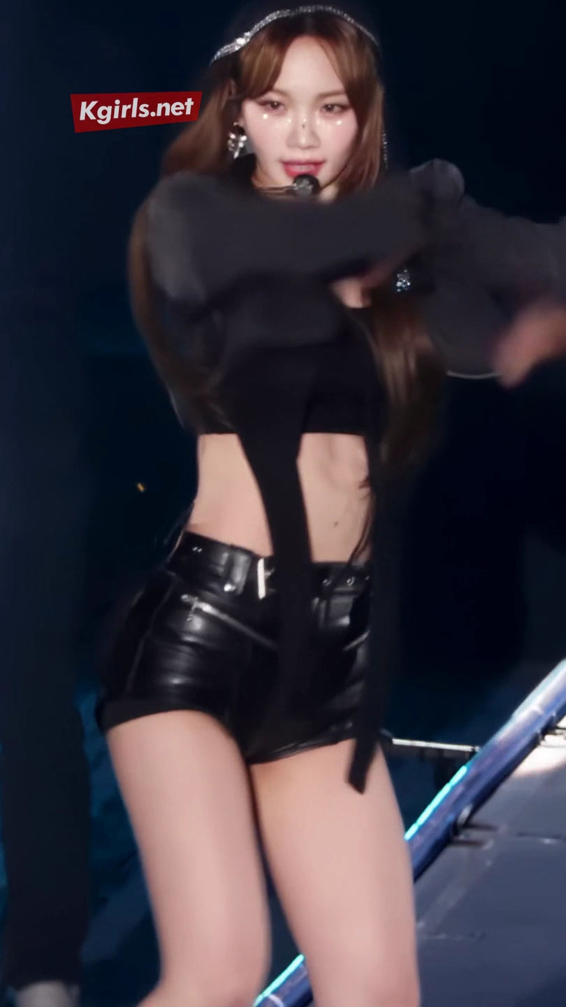 르세라핌 김채원 짧은 가죽 팬츠