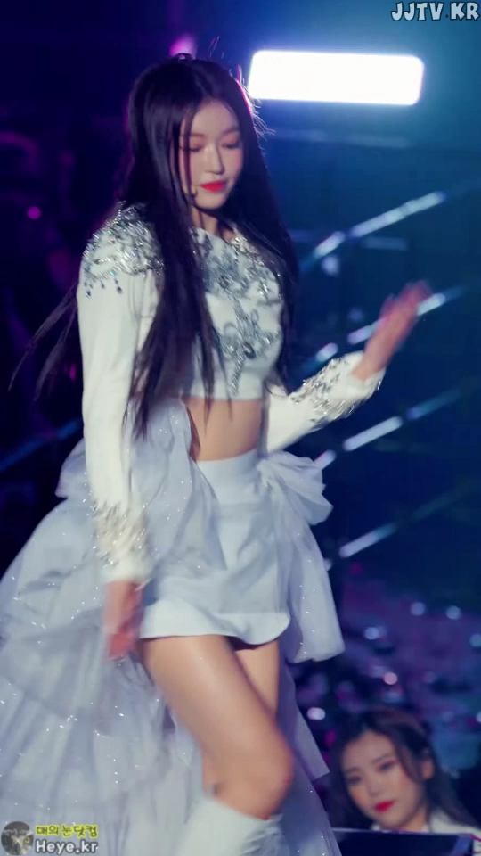 응원단 의상 쩍벌 안무 오마이걸 유아