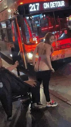 노숙자한테 비비는 여자 ㄷㄷㄷ