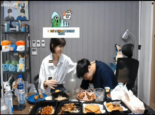 은근슬쩍 성추행 당하는 문월