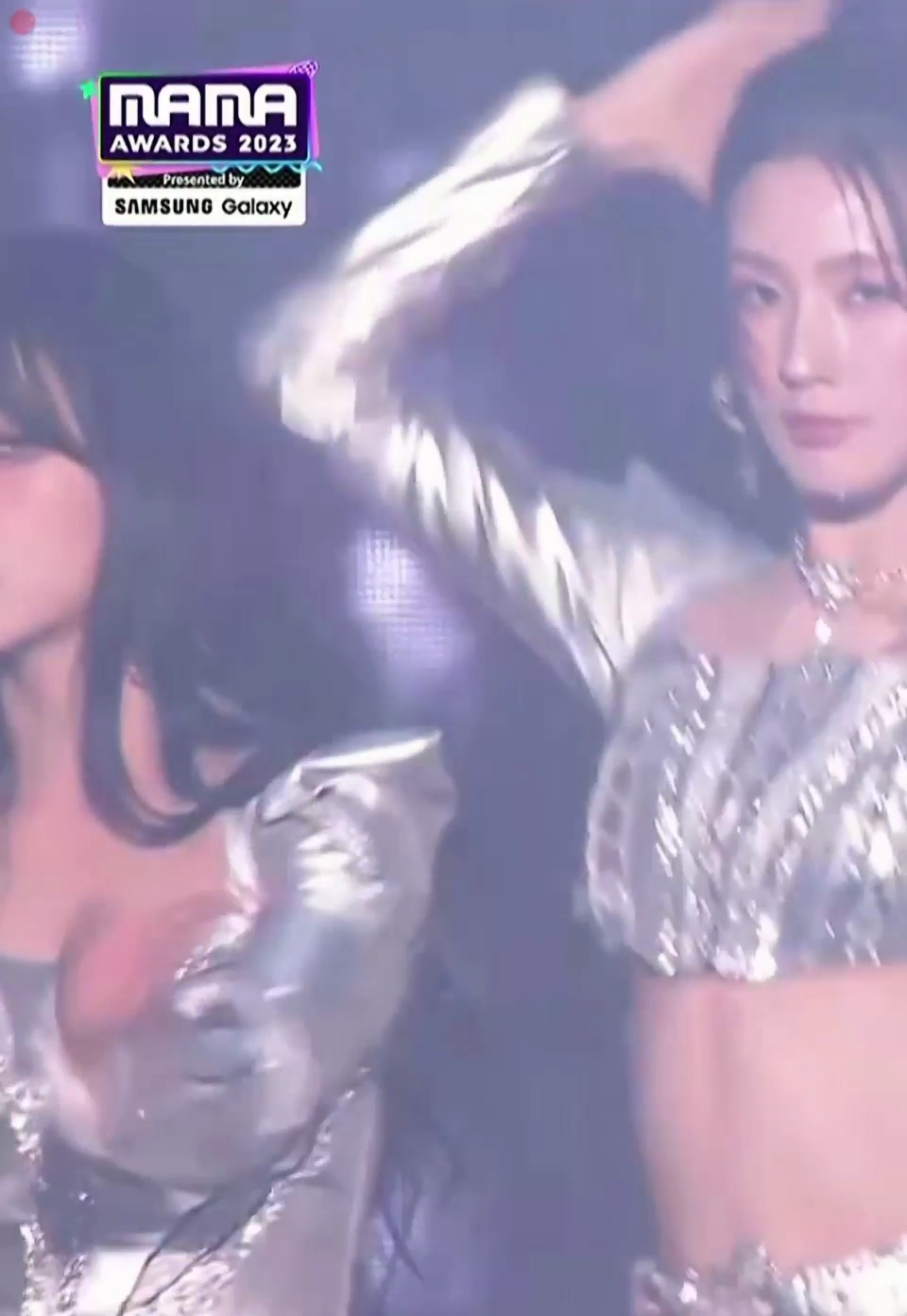 아이들 미연 아슬아슬한 언더붑 밑가슴 노출