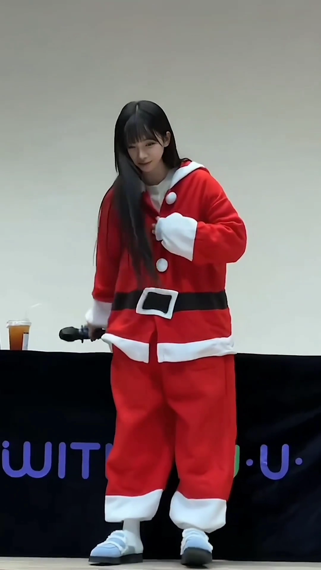 산타복 입고 징글벨 부르는 카리나