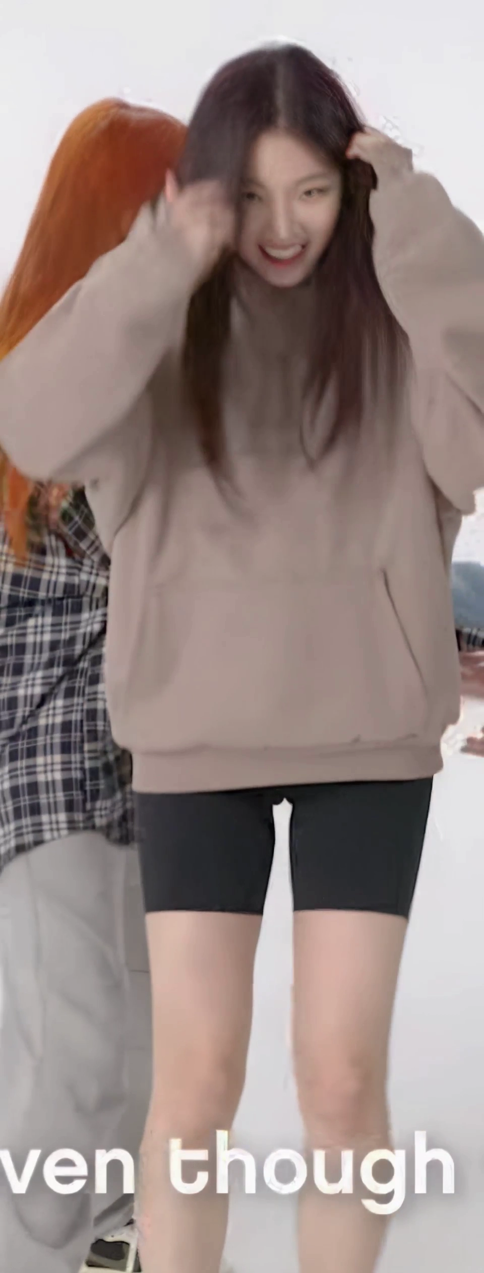 르세라핌 카즈하 도끼 자국