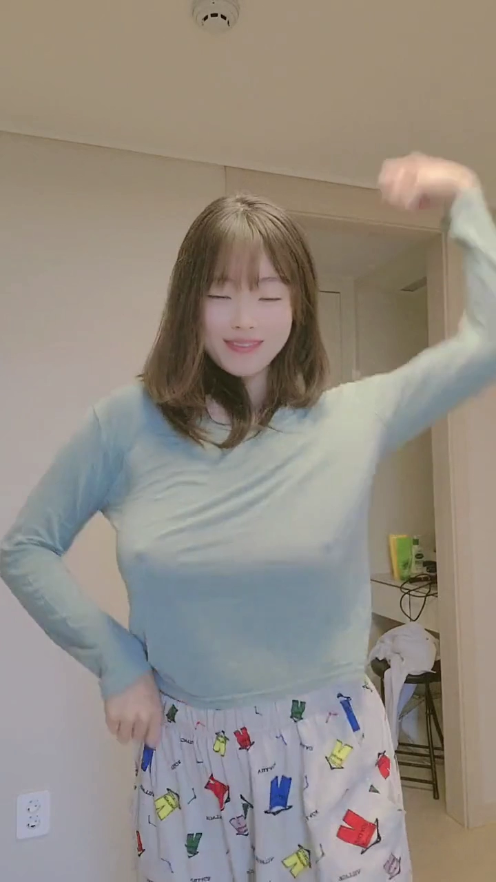 잠옷도 꼴리게 만드는 글래머 틱톡녀