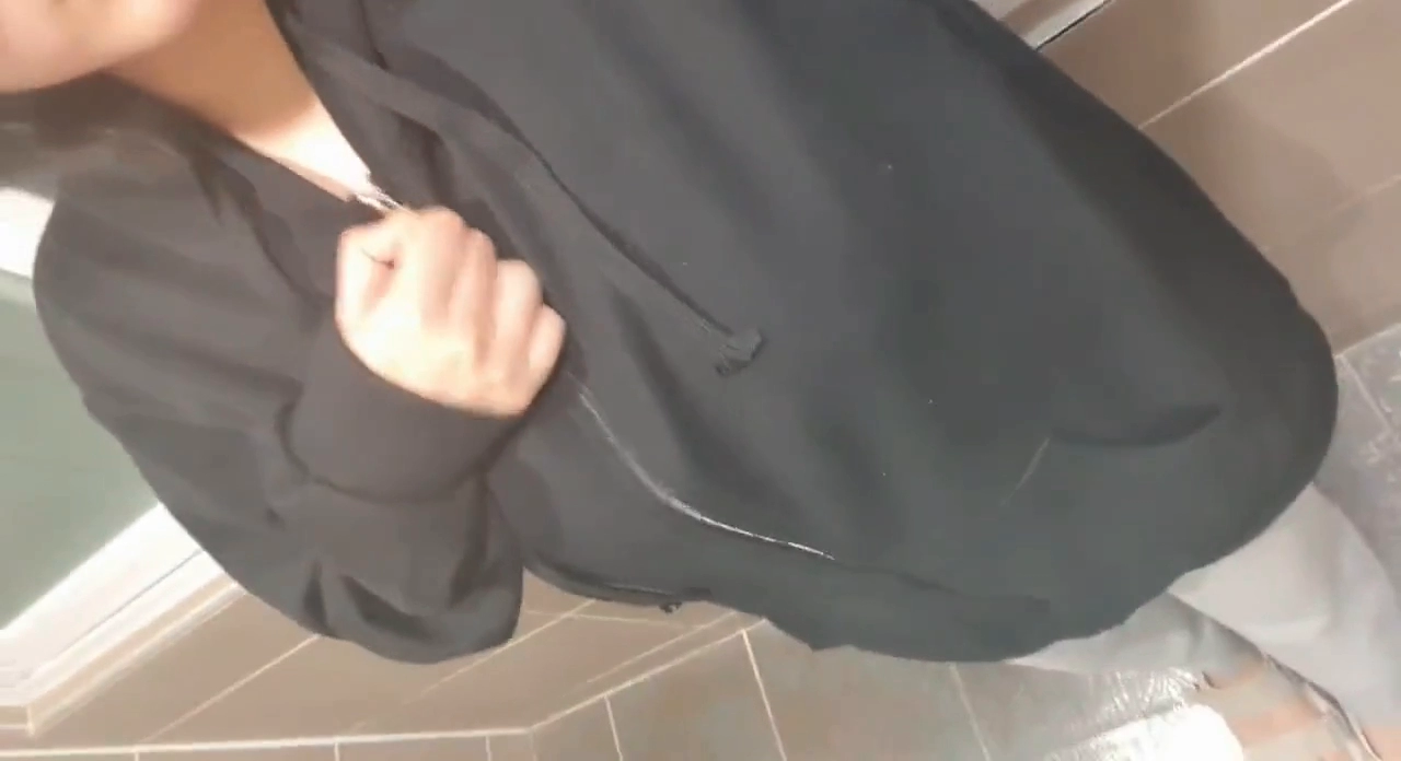 집업 지퍼 내리고 큰젖 저랑하는 처자