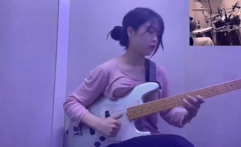 베이스 섹시하게 치는 누나