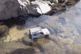 얼어붙은 계곡을 지나는 험비