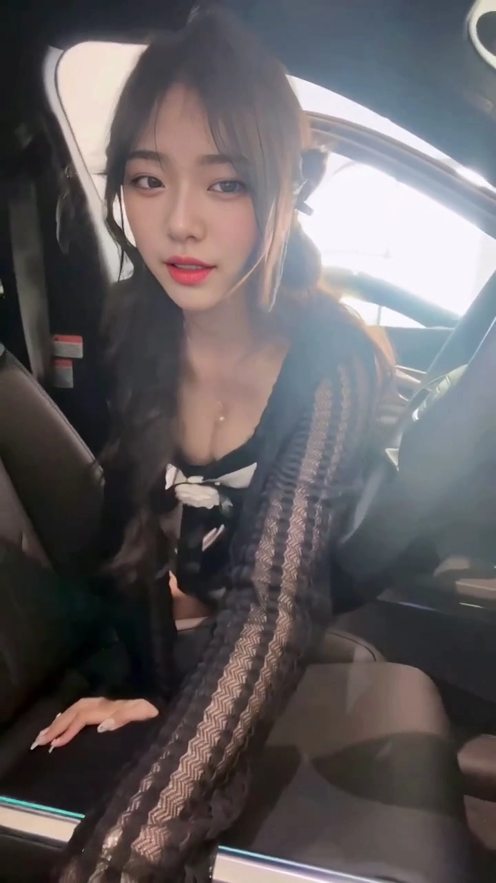 시승하다가 엉덩이 부딪혀서 놀란 표정