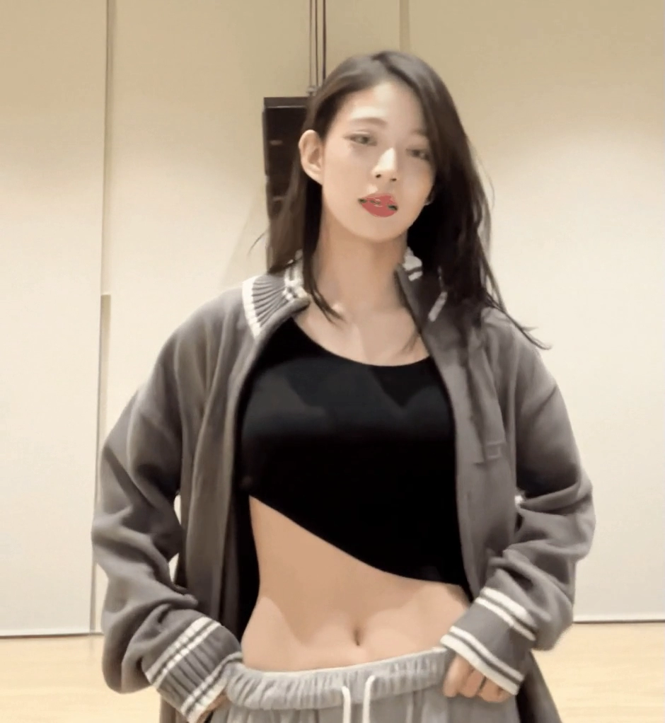 프로미스나인 채영 바지 내려서 골반 노출