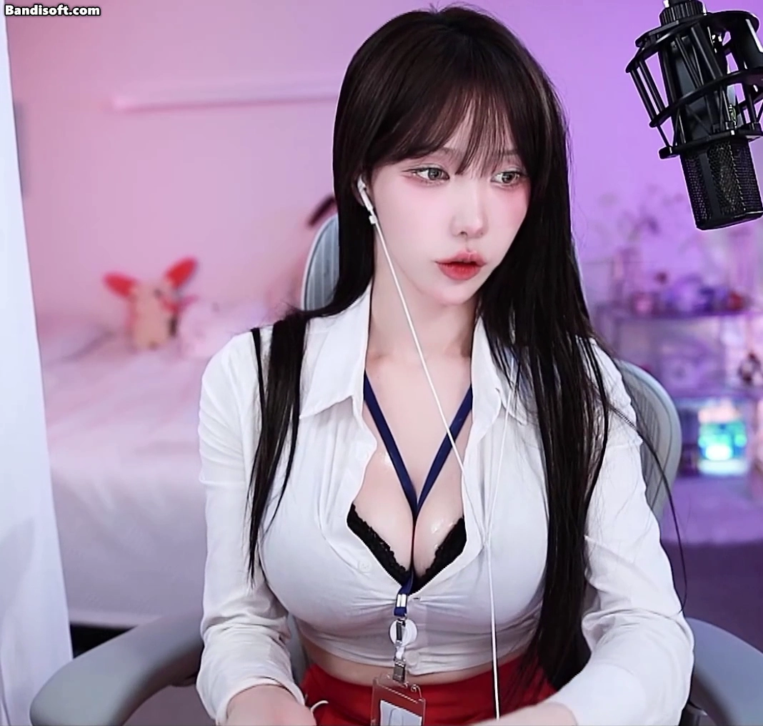 겨우디 가슴골에 사원증 걸린 검정 브라 은은한 광택이 더 야해