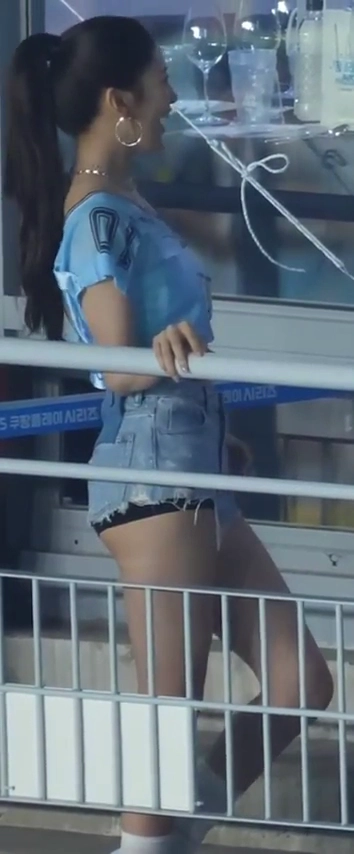 안유진 엉밑살 축구장 난간에 눌려 도드라진 각도 미쳤다