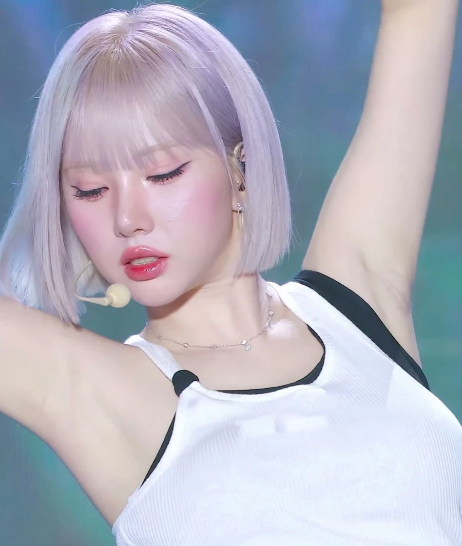 비비지 은하 야드랑이 주름에 흰 나시까지 치명적 조합