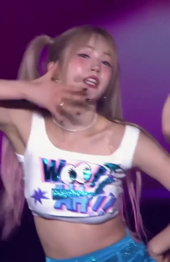 우아 나나 언더붑 춤추다 올라간 크롭탑이 완벽하게 노출