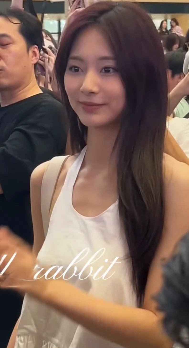 트와이스 쯔위 가슴라인 공항패션에서 드러난 완벽한 실루엣