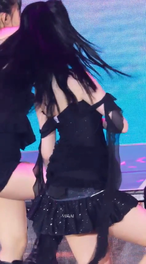 프미나 백지헌 엉벅지 원피스가 말려 올라가며 완벽 포착