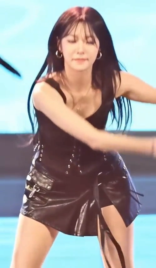 백지헌 가슴골 무대 숙이는 안무로 터져버린 역대급 장면