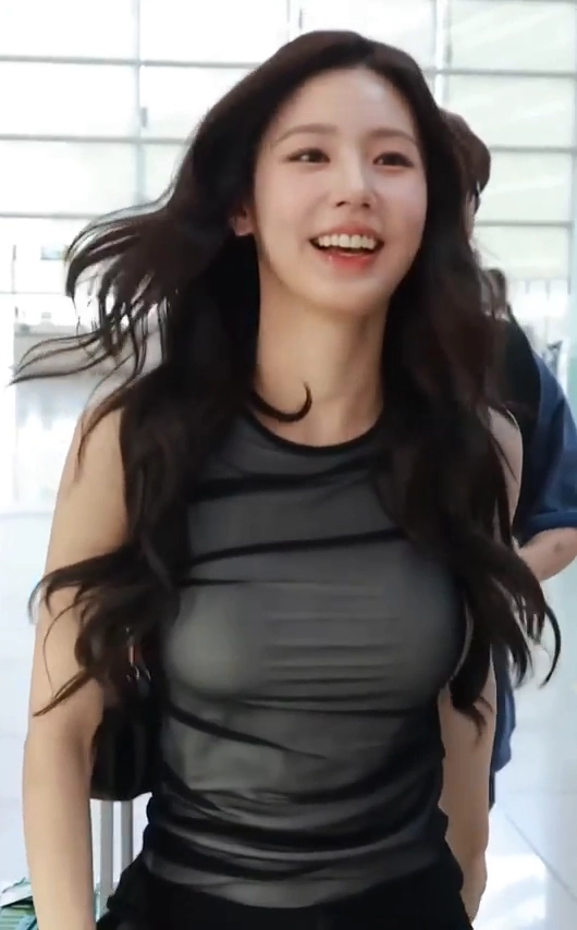 아이들 미연 가슴 볼륨 드러내며 카메라 향해 미소짓는 순간