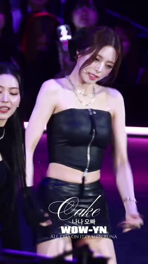 ITZY 유나 야꼽 드러난 가죽 지퍼 튜브탑 직캠 바운스