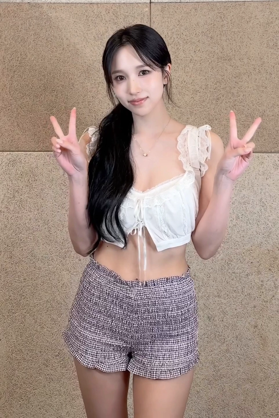 트와이스 미나 윗슴골 드러낸 청순한 흰 레이스 브라탑