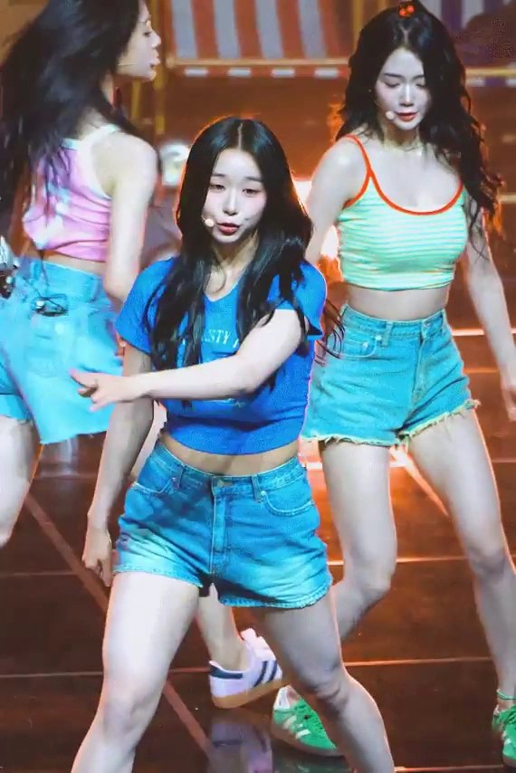 트리플에스 김채연 미드 독보적 피지컬 다른 멤버와 비교불가한 매혹적 자태