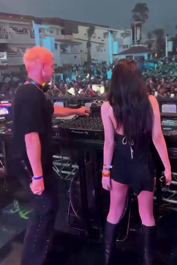 블랙핑크 제니 가슴골 노출 끈비키니 DJ 공연 무대서 화끈하게 돋보여