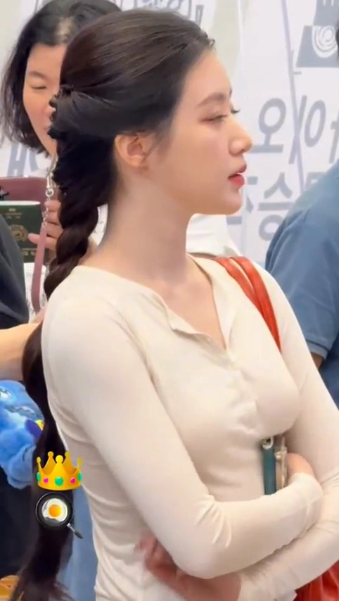 아이들 슈화 노브라 패치 처리에도 밑가슴 뭉클하게 받쳐나온 자극적인 볼륨감