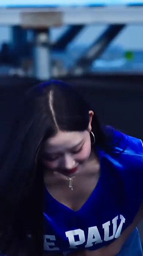 김채연 가슴골 무대 시작 전 예의 바른 인사로 더 도드라져