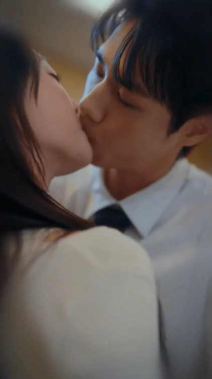 위클리 조아 키스신 파격 데뷔 배우 전향 후 첫 화제 장면