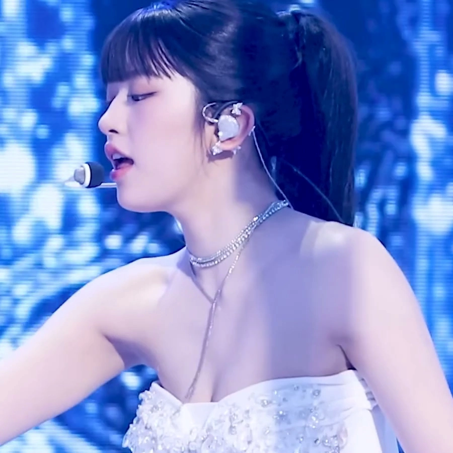 아이브 안유진 윗슴골 은근히 드러나는 오프숄더 드레스