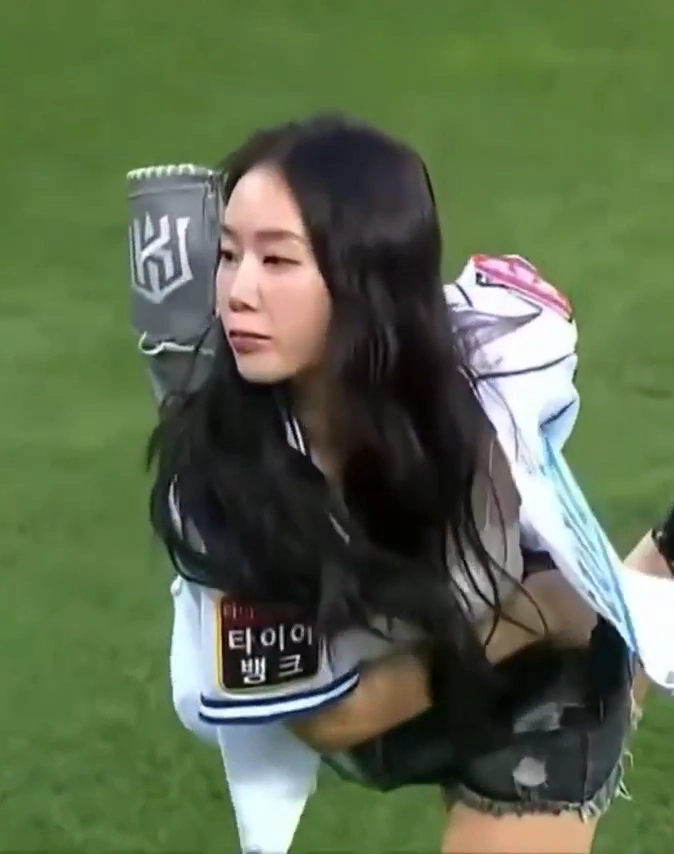 소유 가슴골 드러낸 끈나시 숙여 시구 레전드 등극