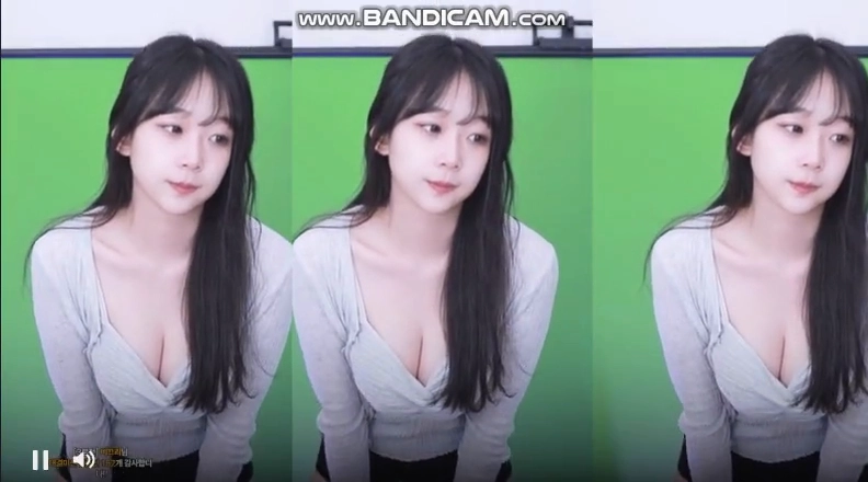 진땅콩 가슴골 노출 수줍은 표정으로 더 야하게 느껴져