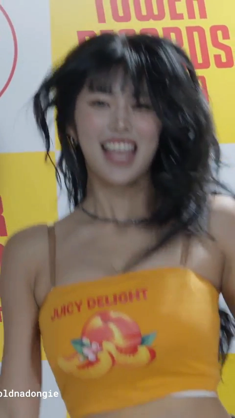 하이키 옐 윗슴 튜브탑 위로 터져 나올듯한 바운스