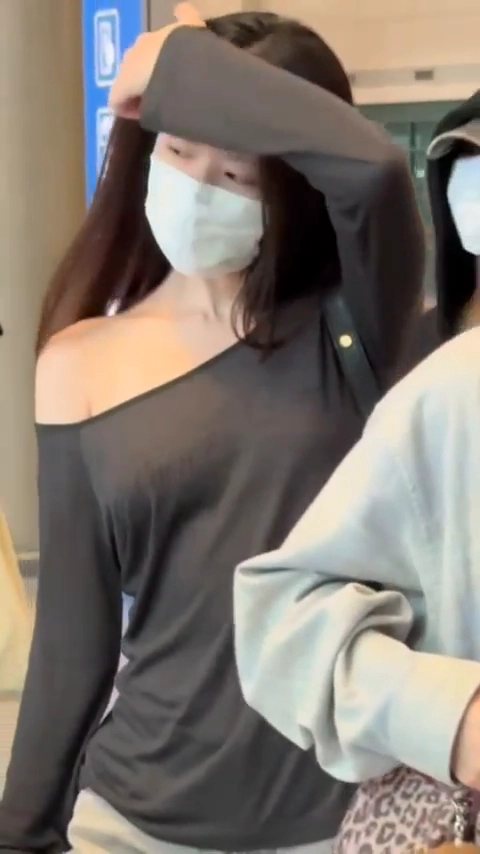 아이들 슈화 노브라 무빙 꼭툭튀 강조된 오프숄더