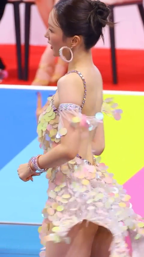 우아 나나 엉벅지 노출한 아육대 댄스 스포츠 무대