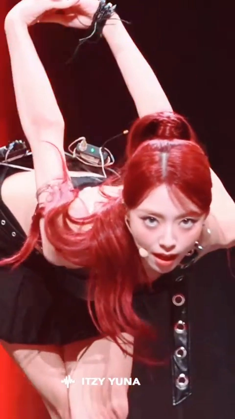 ITZY 유나 가슴골 포니테일 휘날리며 숙여 찍힌 현장컷