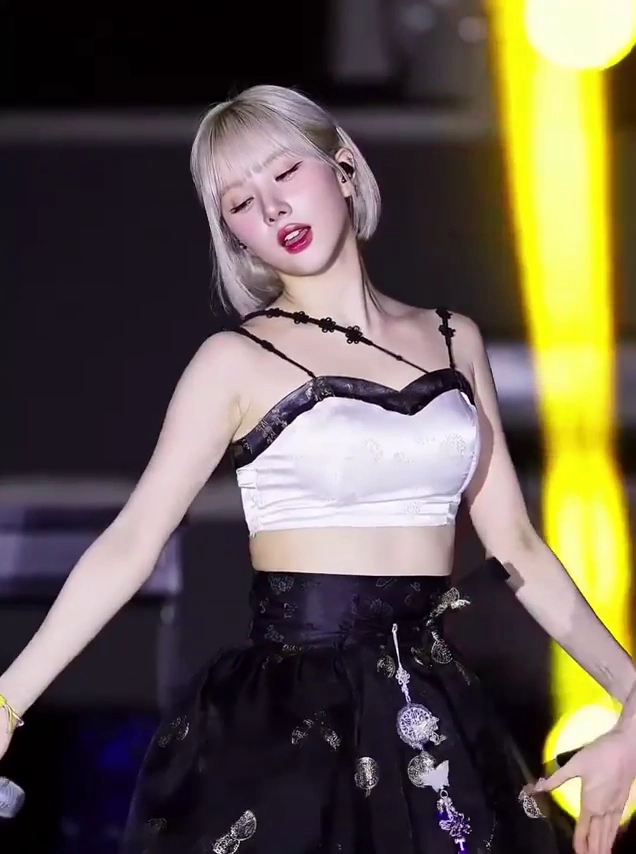 비비지 은하 야드랑이 개량 한복 탱크탑에 드러난 치명적 페로몬