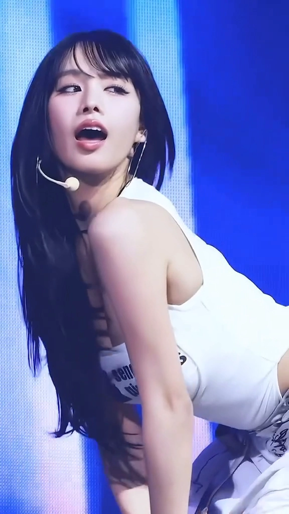 나띠 가슴골 모노키니 의상 앞으로 숙이며 깊게 파여