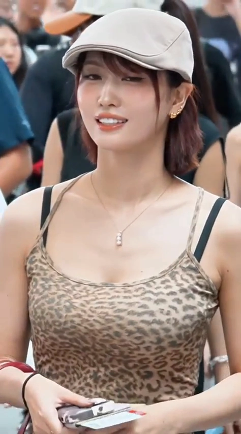 모모 가슴골 출국길 무브먼트 호피 끈나시 들썩이며 출렁