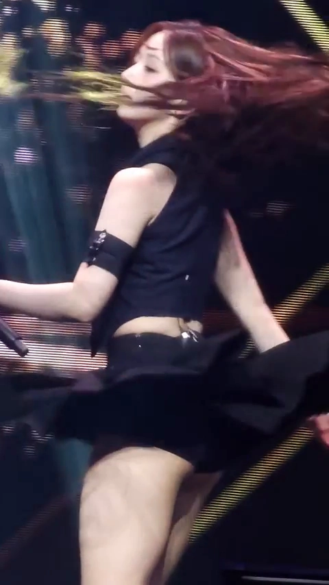 해원 엉밑살 드러난 턴동작 검정 테니스치마 시원하게 펄럭였다