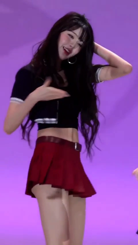 아이브 장원영 엉벅지 매끈한 속바지 테니스치마 아래서 다 보여