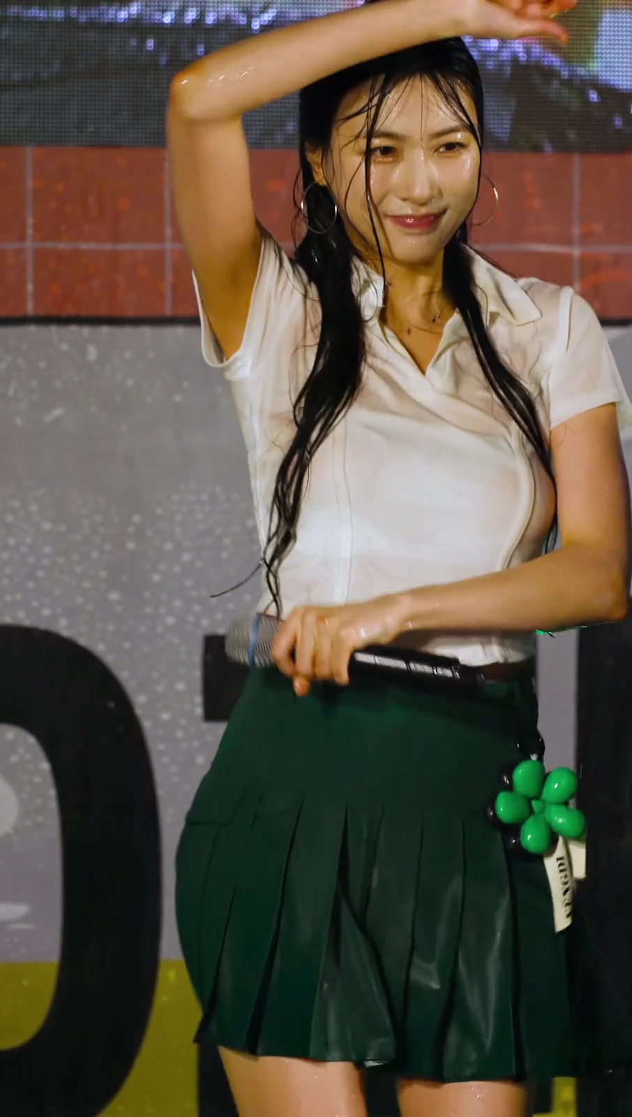 오하영 미드라인 카라티 젖어 비치며 드러난 치명적 곡선