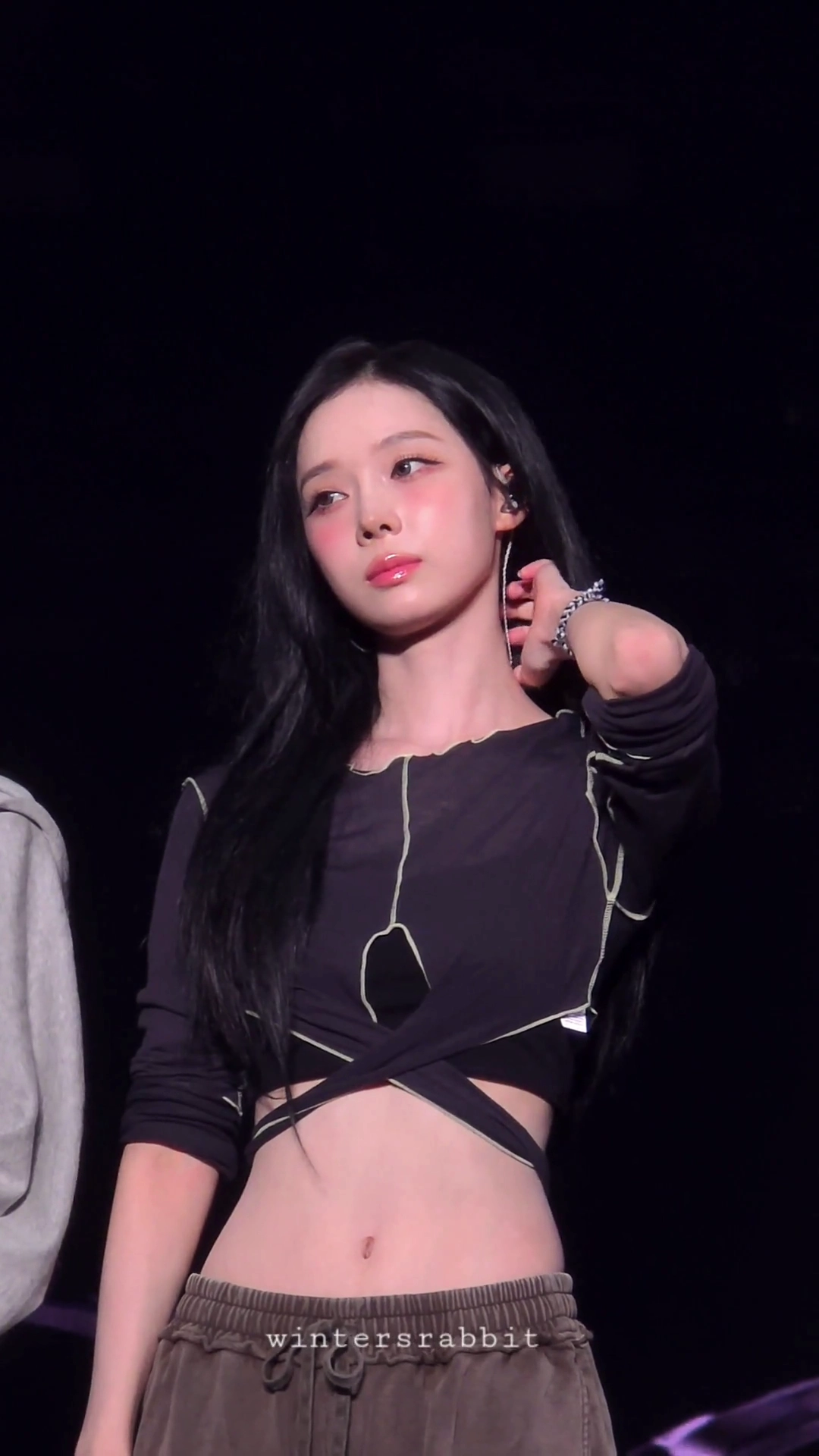 에스파 윈터 야꼽 크롭티 아래 선명하게 드러난 허리라인