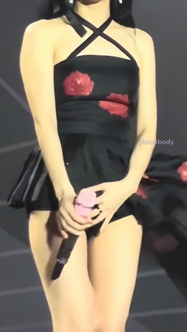 블랙핑크 지수 도끼자국 바람에 뒤집힌 홀터넥 원피스 순간포착