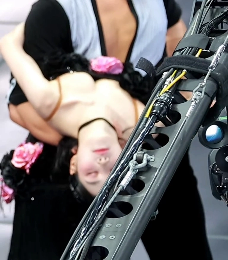 트리플에스 지연 가슴골 드러낸 아육대 댄스스포츠