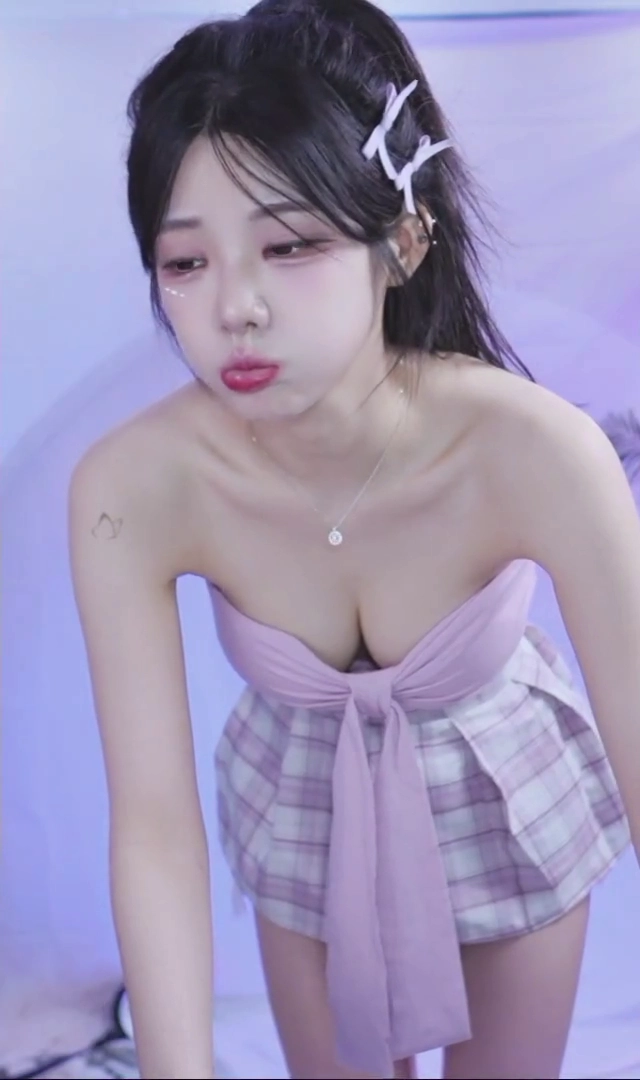 박틸다 알가슴골 드러낸 튜브탑 매듭 조인만큼 과감해진 노출