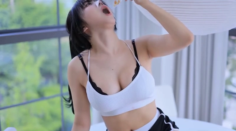 정다별 가슴 위로 떨어진 빵 부스러기 의도치 않은 아찔한 장면