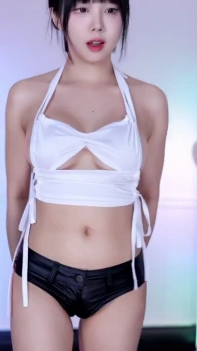 정다별이 옆슴 홀터넥 파임 사이로 터져나온 숨길 수 없는 볼륨감