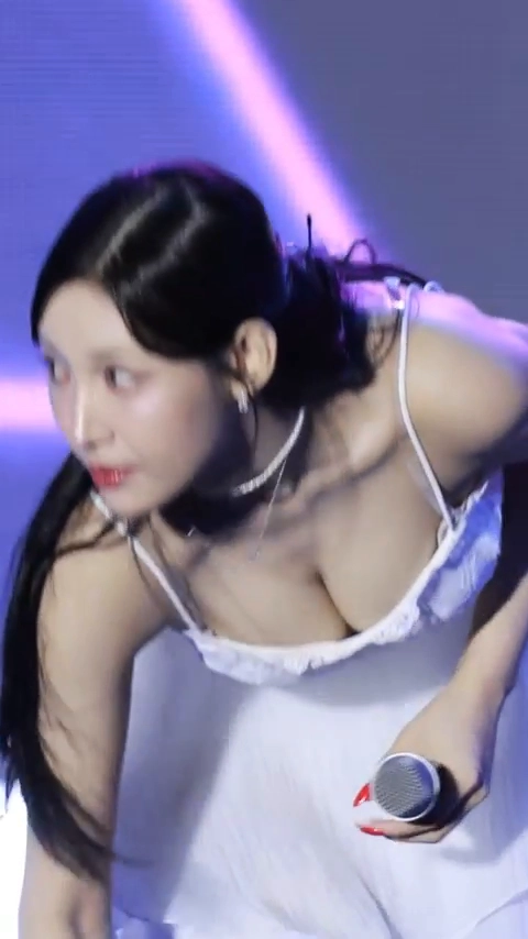 초원 가슴골 란제리룩 물병 줍는 동작에 출렁